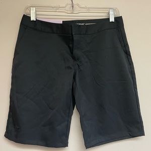 NEW WITH TAGS women’s golf Under Armour loose bermuda shorts